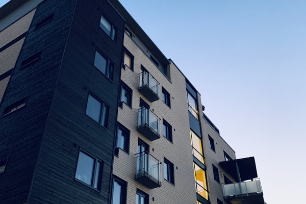 Immeuble à logements avec balcons